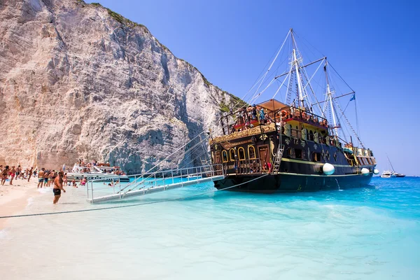 Vista de Navagio (naufrágio) Praia em Zakynthos, Navagio Beach é — Fotografia de Stock