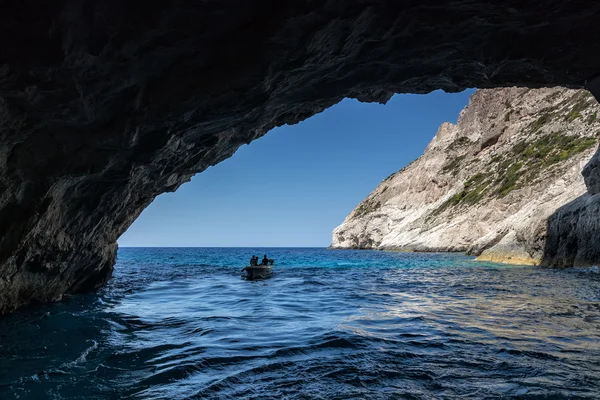 Los turistas que visitan las cuevas azules en la isla de Zakynthos en Grecia —  Fotos de Stock
