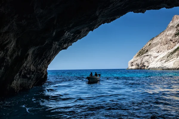 Toeristen een bezoek aan de blauwe grotten op het eiland Zakynthos in Griekenland — Stockfoto