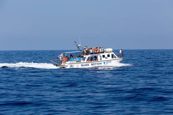 Barche con turisti presso le grotte blu dell'isola di Zante, Gree — Foto Stock