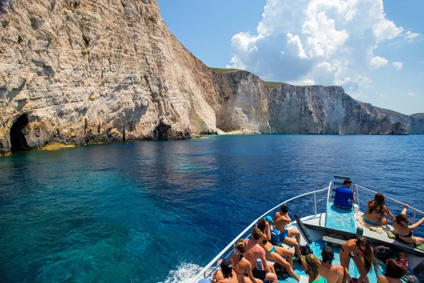 Barcos com turistas nas cavernas azuis da ilha de Zakynthos, Gree — Fotografia de Stock