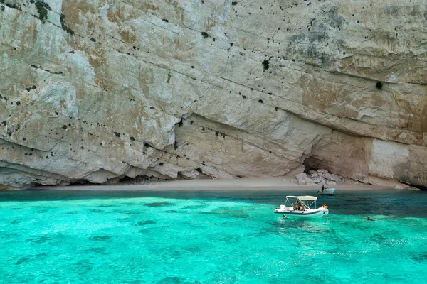 Balıkçı teknesi, mavi mağaralar Zakynthos Island, Yunanistan. — Stok fotoğraf
