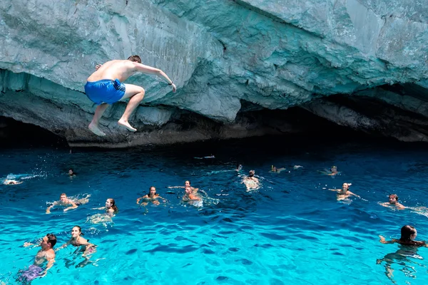 Tourists enjoying the clear water of Zakynthos island, in Greece — Stock Photo, Image