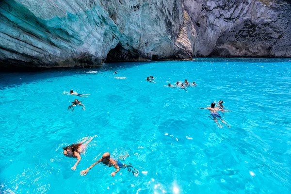 Tourists enjoying the clear water of Zakynthos island, in Greece — Stock Photo, Image