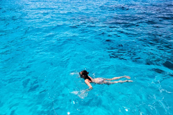 Turista élvezte a tiszta víz, Zakynthosz sziget, Görögország — Stock Fotó