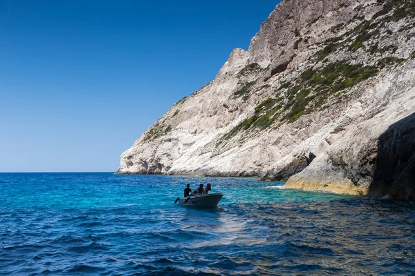 Lodě s turisty na modré jeskyně na ostrově Zakynthos, Gree — Stock fotografie