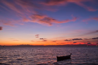 terk edilmiş eski bir tekne deniz deniz landsca arka planda