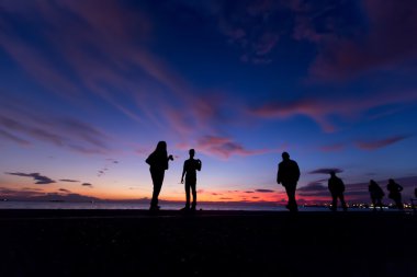 Siluetleri batımında sahilde faaliyetleri yapıyoruz