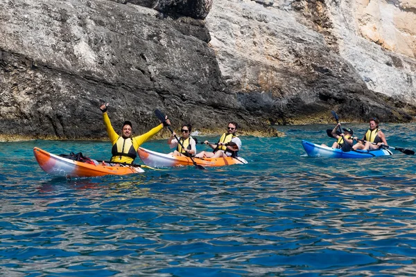 Turistas disfrutando del agua clara en sus canoas en Zakynthos i —  Fotos de Stock