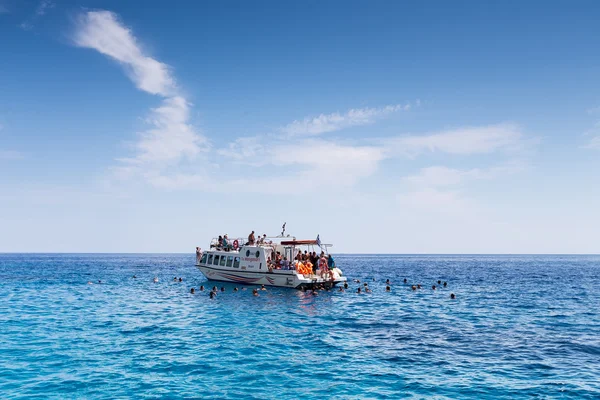 Barche con turisti presso le grotte blu dell'isola di Zante, Gree — Foto Stock