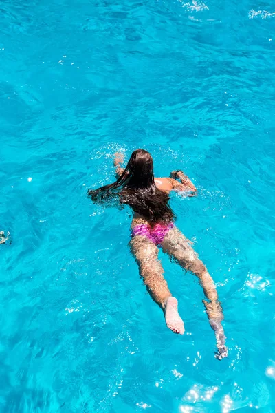 Молодая женщина плавает в чистой океанской воде . — стоковое фото