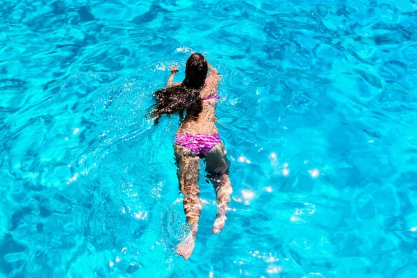 Młoda kobieta, pływanie w wodzie czysty ocean. — Zdjęcie stockowe
