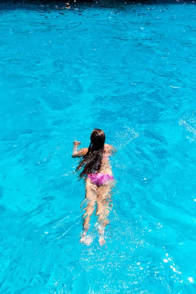 Young woman swimming in clear ocean water. — Stock Photo, Image