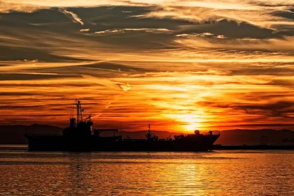 Bulkcarrier schip bij zonsondergang in de zee — Stockfoto
