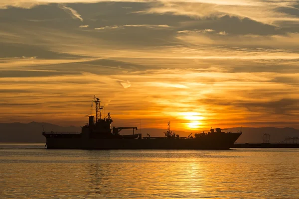 Bulkcarrier schip bij zonsondergang in de zee — Stockfoto