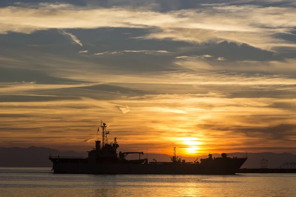 Bulkcarrier schip bij zonsondergang in de zee — Stockfoto