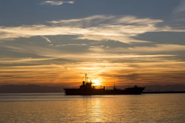 Bulkcarrier schip bij zonsondergang in de zee — Stockfoto