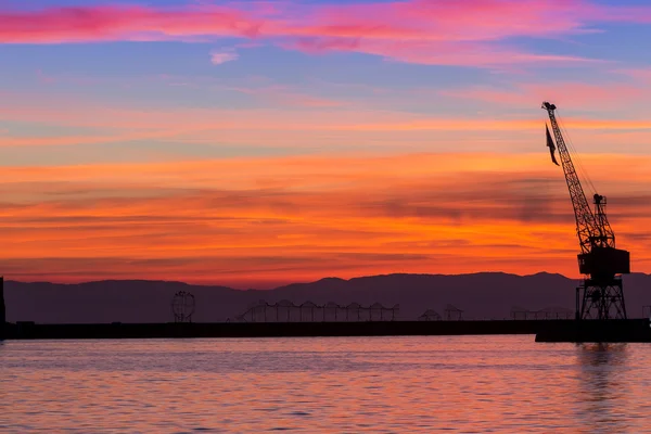 Silhouet van een booreiland tegen dramatische zonsondergang — Stockfoto