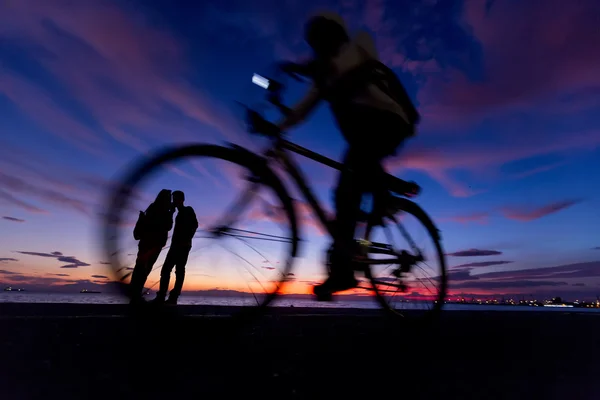 Die Silhouetten machen Aktivitäten am Strand bei Sonnenuntergang — Stockfoto