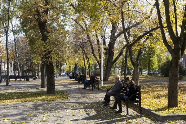 View of a park in Krasnodar, Russia. Under the Koppen climate cl — Stock Photo, Image