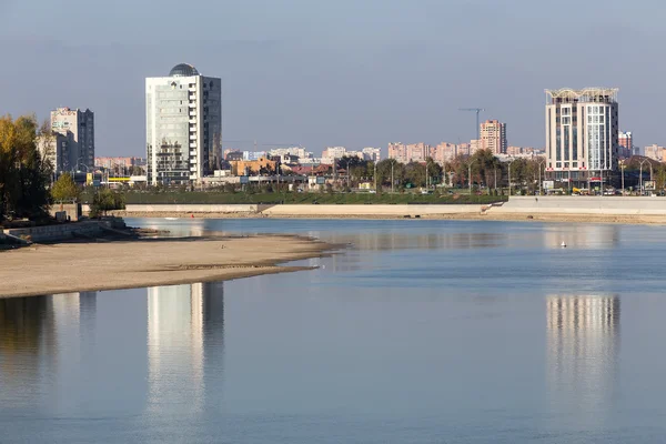 Waterfront stadsbild från den centrala piren i Krasnodar i m — Stockfoto