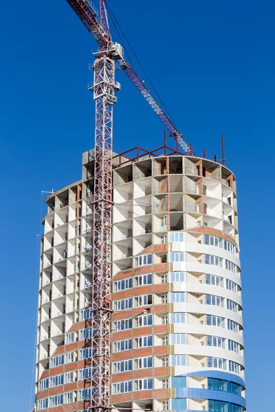 Daru és épület építkezés ellen, blue sky. Épületek — Stock Fotó
