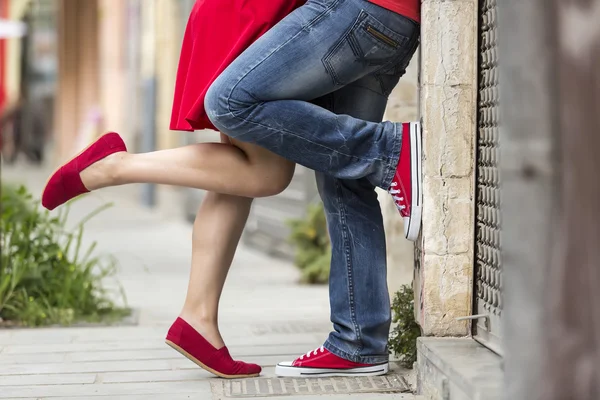 Fiatal pár csókolózás szabadtéri. Férfi és női lábak — Stock Fotó