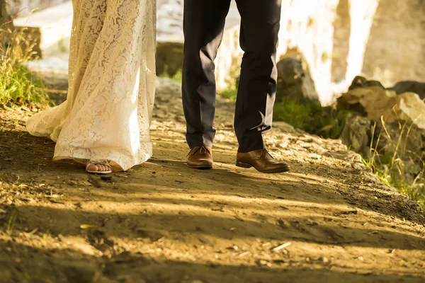 Pés de noiva e noivo andando, sapatos de casamento (foco suave). Cro. — Fotografia de Stock