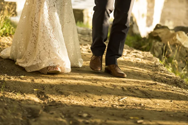 Pés de noiva e noivo andando, sapatos de casamento (foco suave). Cro. — Fotografia de Stock