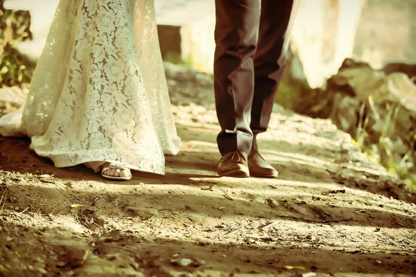 Pés de noiva e noivo andando, sapatos de casamento (foco suave). Cro. — Fotografia de Stock