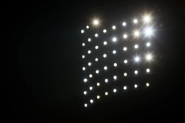 Luzes brancas e amarelas brilhantes do estádio com nevoeiro — Fotografia de Stock