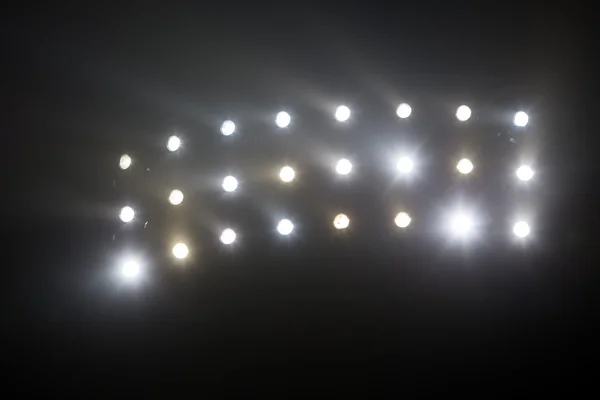 Brillantes luces blancas y amarillas del estadio con niebla — Foto de Stock