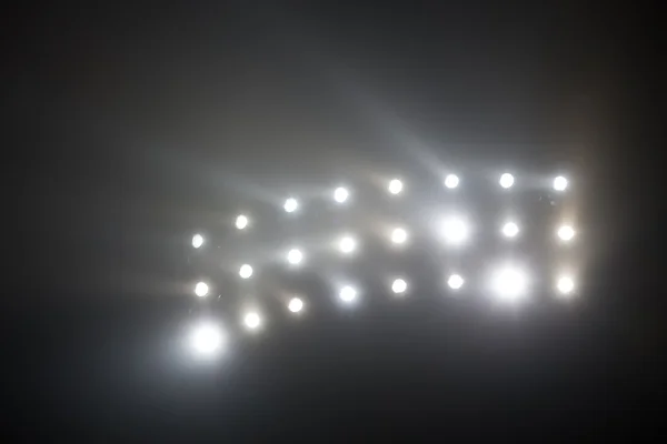 Fehér és sárga stadion fényeit a köd — Stock Fotó
