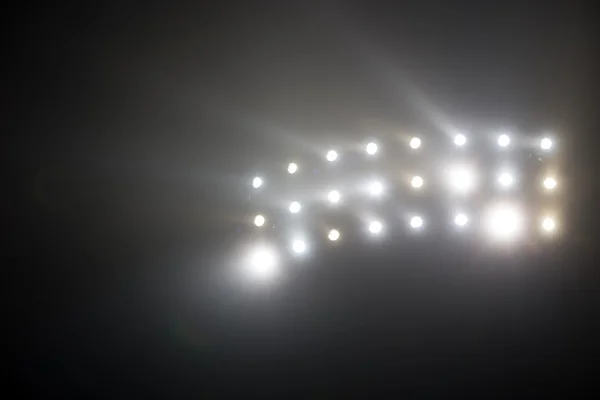 Luzes brancas e amarelas brilhantes do estádio com nevoeiro — Fotografia de Stock