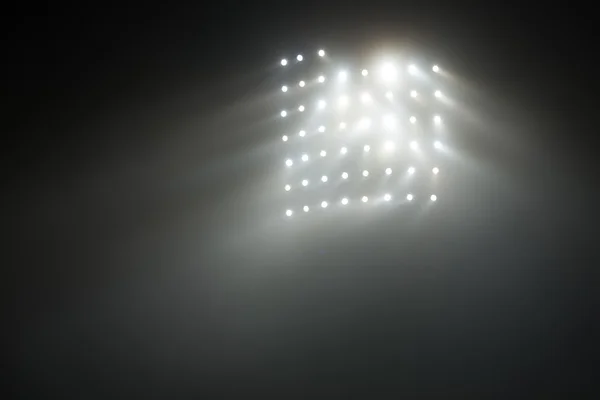 Luci da stadio luminose bianche e gialle con nebbia — Foto Stock