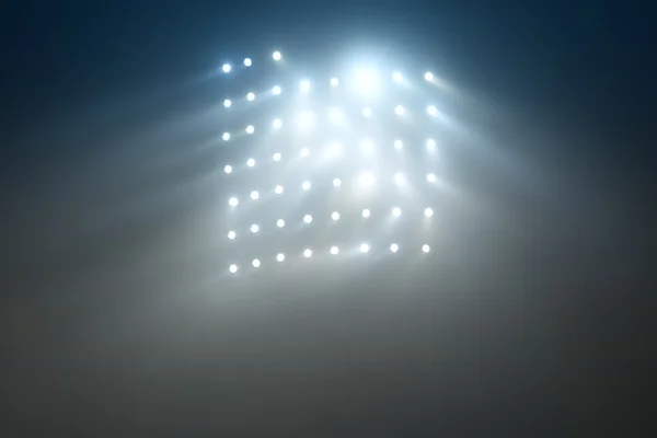 Luzes brancas e amarelas brilhantes do estádio com nevoeiro — Fotografia de Stock