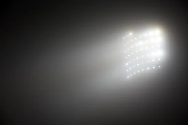 Luzes brancas e amarelas brilhantes do estádio com nevoeiro — Fotografia de Stock