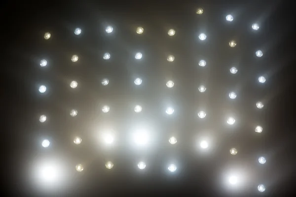 Helle weiße und gelbe Stadionbeleuchtung bei Nebel — Stockfoto