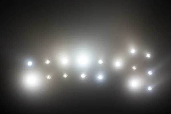 明るい白と黄色スタジアムのライトは霧。イメージ — ストック写真
