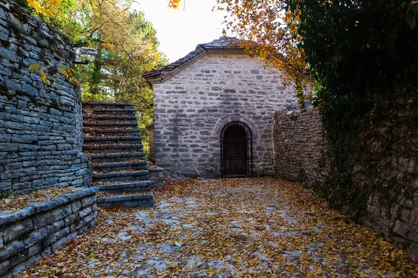 Старая лестница в парке покрыта желтыми кленовыми листьями. Autumn conc — стоковое фото