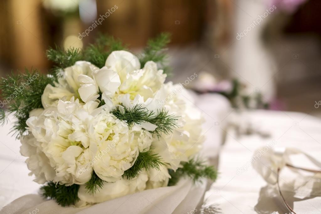 Flower arrangement of white flowers on a wedding banquet table (