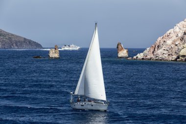 Kar-beyaz yat Mi pitoresk koyu mavi sularda