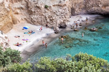 Turistler Tsigrad güzel plaj temiz su keyfini çıkarın.
