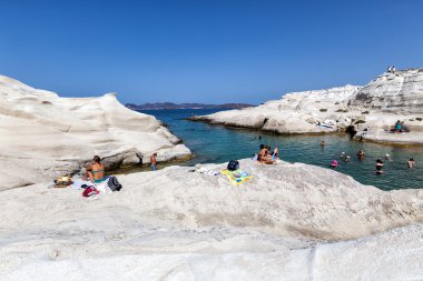 Milos, Gre Sarakiniko plaj temiz su turist zevk