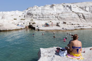Milos, Gre Sarakiniko plaj temiz su turist zevk