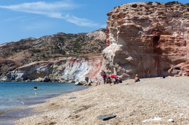 Turistler zevk Milos güzel plaj temiz su ben