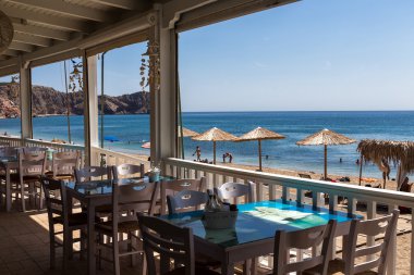 Bir taverna ve turistler keyfini yakışıklı temiz su