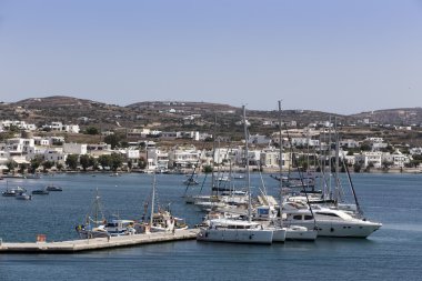 Milos island, Yunanistan Deniz Adamas bağlantı noktası köyün görünümü.