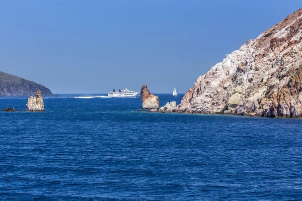 Hófehér jacht a kék vizében a festői öbölben, mi — Stock Fotó