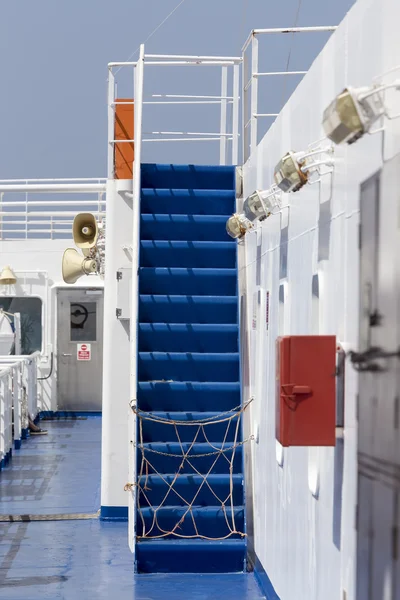 Escadaria em um grande navio de cruzeiro em direção à ilha de Milos, Cíclades — Fotografia de Stock